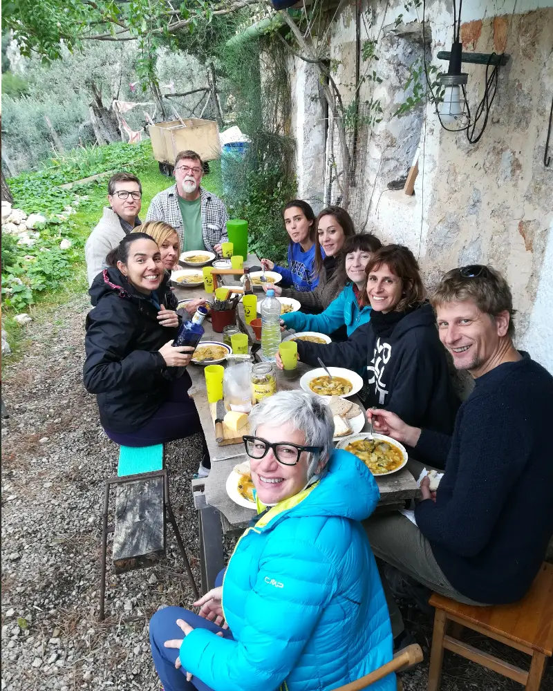 grupo de personas en comida en trabajo de campo ICTIB