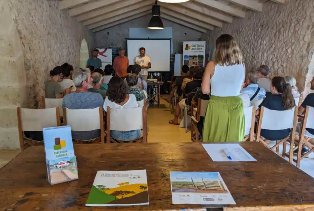 Personas en evento de divulgacion y trabajo de custodia del territorio Baleares