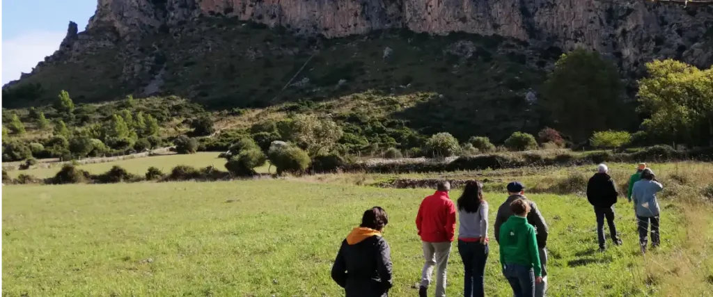 integrantes del ictib trabajando en una finca en custodia del territorio