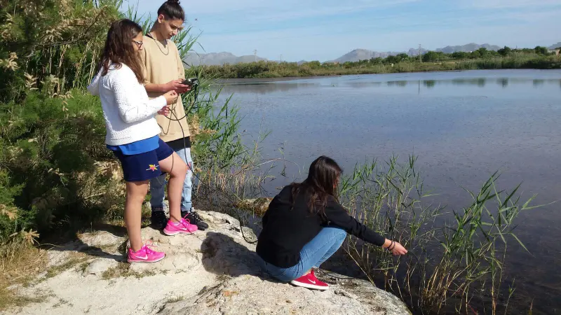 jovenes voluntarias de LA ICTIB HACIENDO TRABAJOS DE CUSTODIA