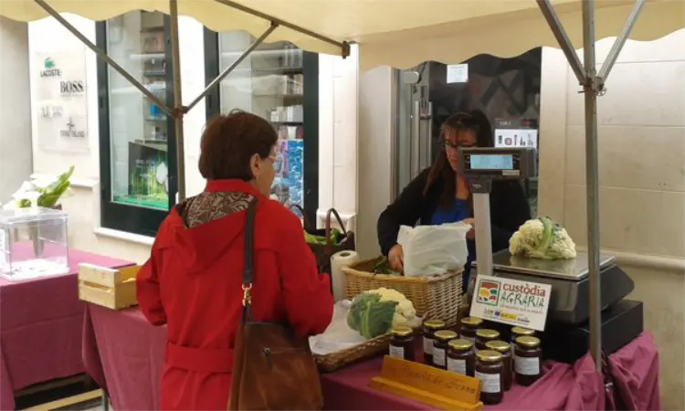 Vendedores de la producción de participantes de La Red de Fincas Agronaturales promovidas por el GOB Menorca